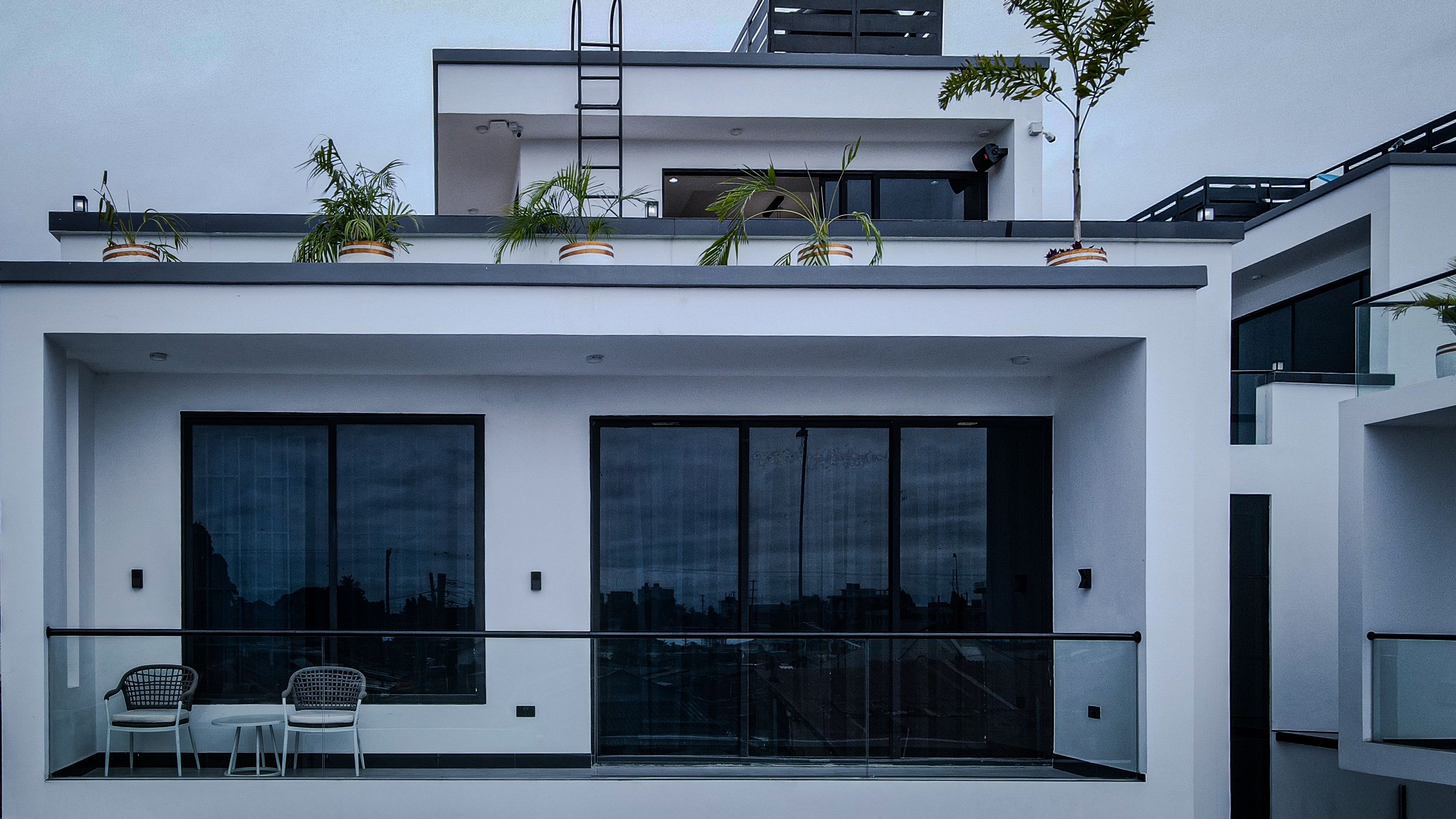 Executive 2-Bedroom Flat - Image 1